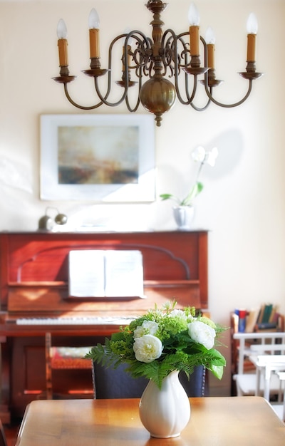 Flores en la casa Una foto cálida de flor y comedor Danés