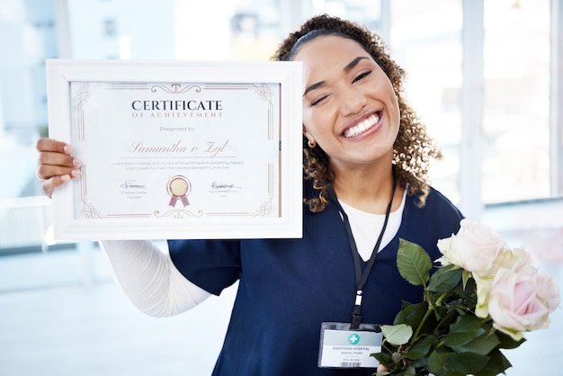 Flores de certificado y retrato con una mujer negra graduada o enfermera en el hospital orgullosa de su logro Sonrisa de graduación y calificación con una joven feliz parada en una clínica