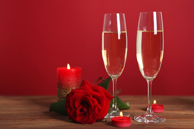 Flores de champán y regalos sobre la mesa de fondo del día de San Valentín
