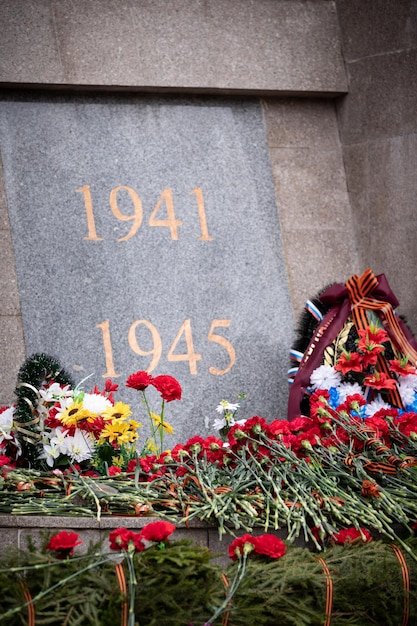 Foto flores colocadas en el monumento en memoria de los soldados soviéticos que murieron en la gran guerra patria