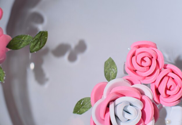 Flores de color rosa y blanco en el concepto de belleza de frescura de agua pura tarjeta de felicitación de primavera o verano con