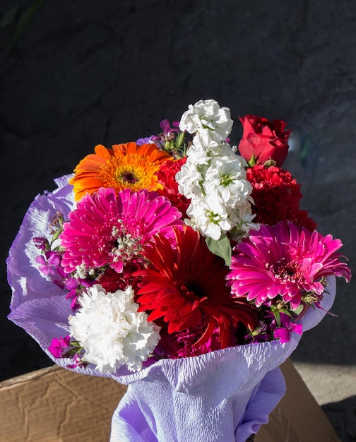 Flores de colores en jarrón en el mercado floral