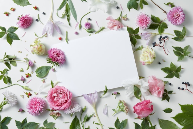 Flores com caderno branco vazio