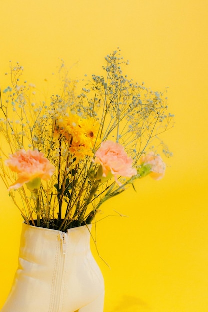 Foto flores com fundo amarelo