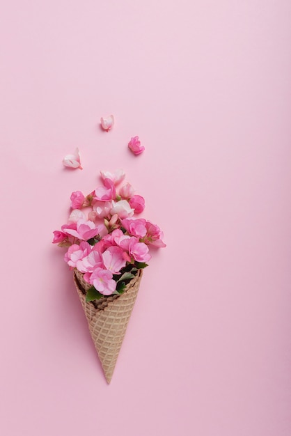 Flores en cono de helado