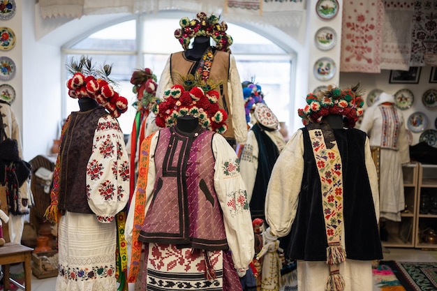 Flores cor-de-rosa bordadas em uma blusa branca Decoração de roupas bordadas folclóricas ucranianas