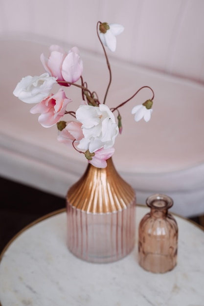 Flores cor de rosa em um vaso sobre a mesa 3645