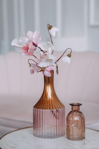 Flores cor de rosa em um vaso sobre a mesa 3646
