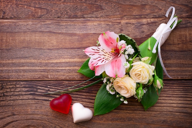 Flores y corazones en deck de madera.