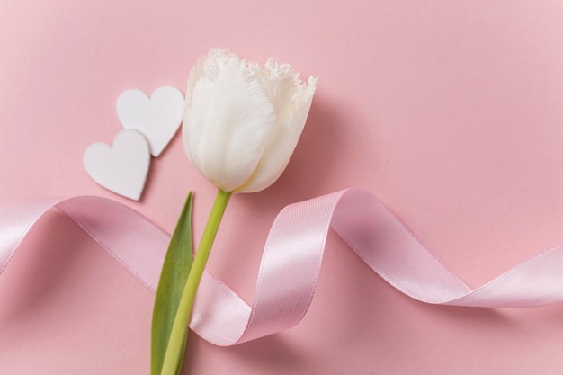 Flores y corazones de fondo rosa de san valentín