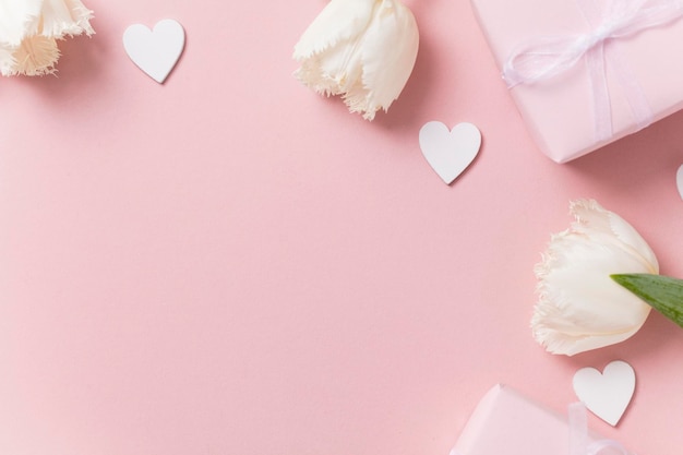 Flores y corazones de fondo rosa de san valentín