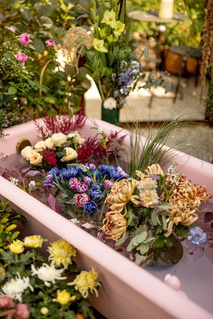 Foto flores cortadas de colores en una bañera rosa