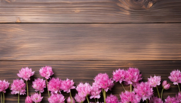 Flores de crisantemo rosa sobre fondo de madera Vista superior con espacio de copia
