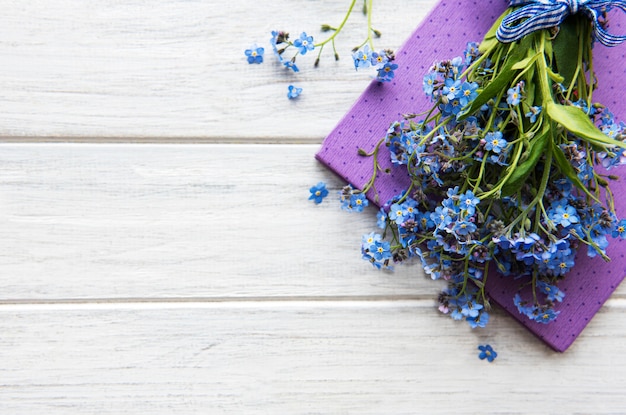 Flores y cuaderno de nomeolvides