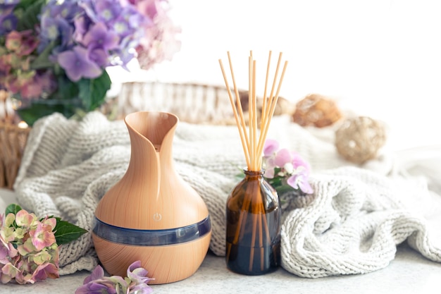 Foto flores da lâmpada do difusor de óleo de aroma e elemento de malha em um fundo desfocado