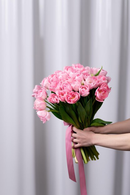 Flores da primavera Buquê de tulipas cor-de-rosa sobre fundo cinza Decoração de flores e plantas ornamentais objetos fechados