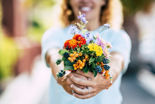 Flores da primavera e conceito de felicidade grátis