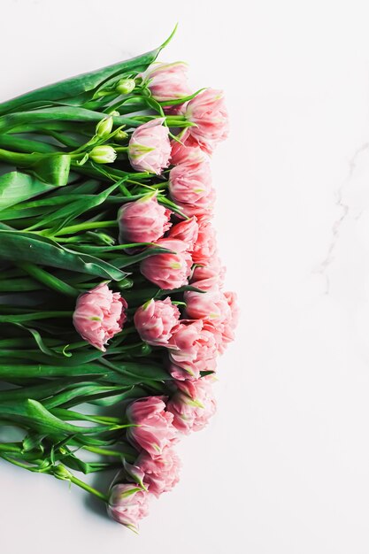 Flores da primavera em fundo de mármore como cartão de presente de Natal e conceito flatlay floral