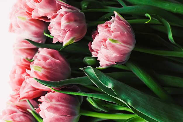 Flores da primavera em fundo de mármore como cartão de presente de Natal e conceito flatlay floral