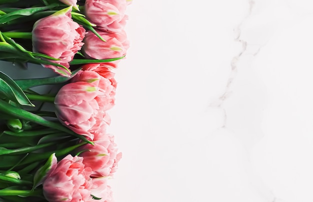 Flores da primavera em fundo de mármore como cartão de presente de Natal e conceito flatlay floral