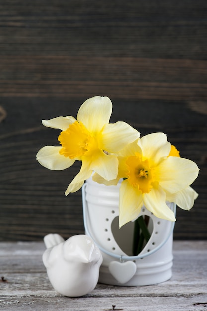 Flores da Primavera em um vaso na mesa de madeira
