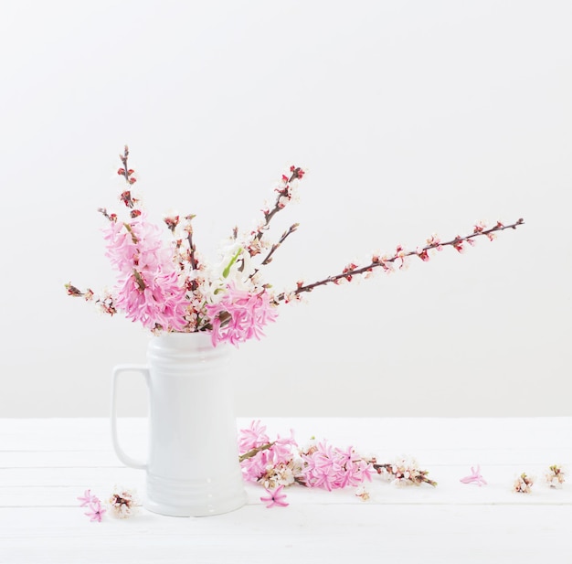 Foto flores da primavera em um vaso no fundo branco