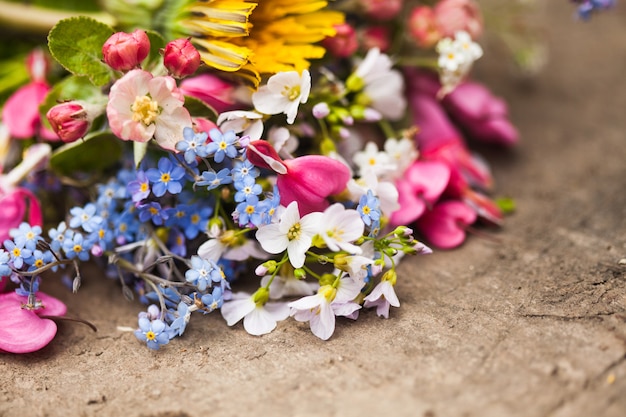 Flores da primavera fecham em cima da mesa de madeira