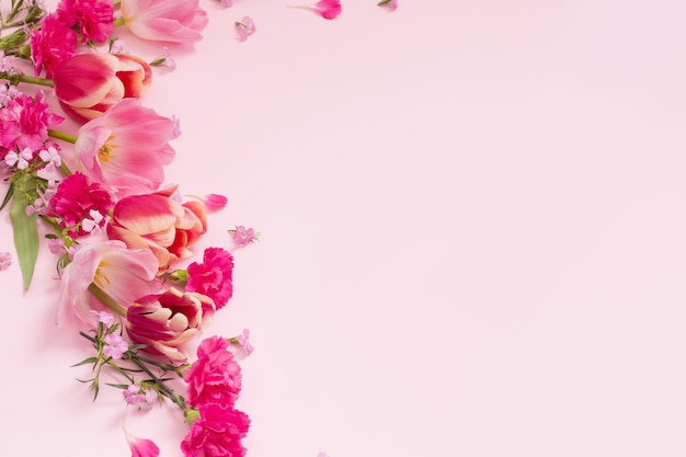 Flores da Primavera linda em fundo rosa