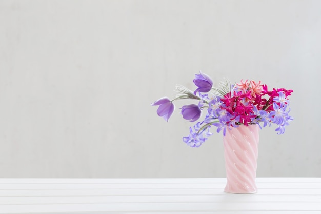 Foto flores da primavera linda em um vaso rosa