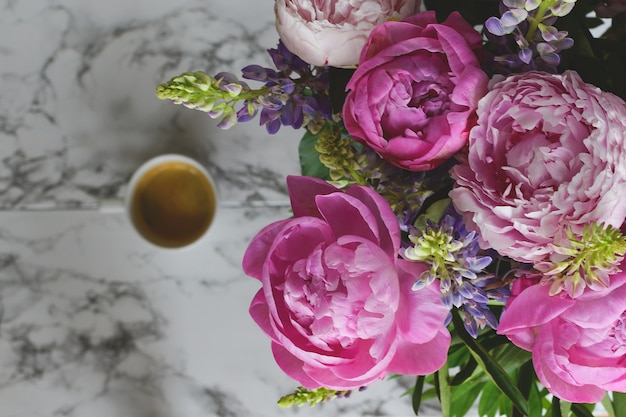 Flores da primavera, presente para buquê de peônias de vista superior de mulher, mármore