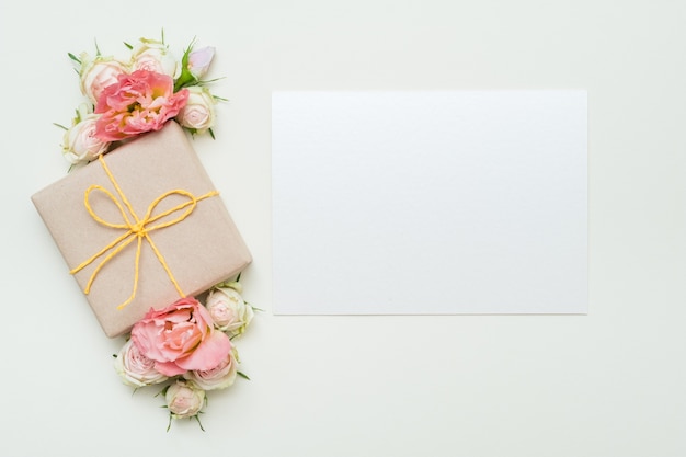 Flores de caixa de presente e cartão de felicitações. Postura plana.