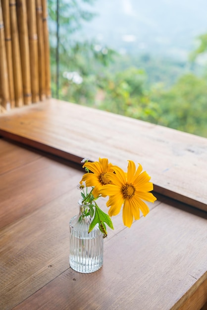 Flores de calêndula em vaso