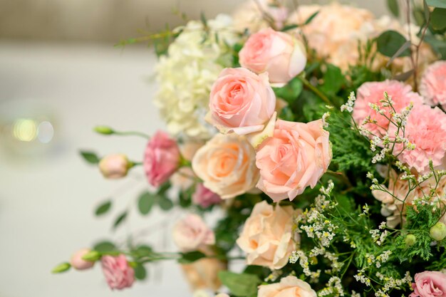 Flores de casamento brancas e decorações de casamento