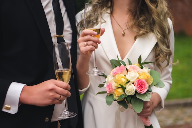 Flores de casamento de champanhe jovem casal