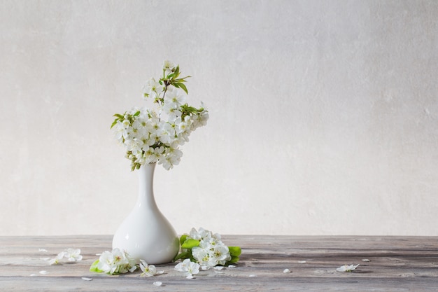 Flores de cerejeira em vaso