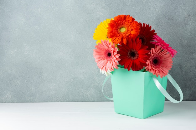 Flores de gerbera linda Primavera em um balde