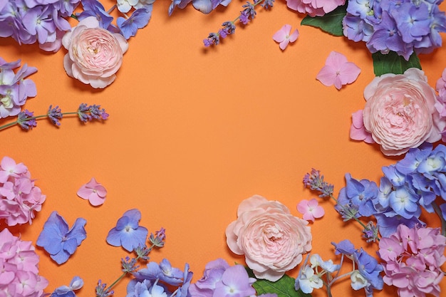 Flores de hortênsia azul rosa, rosas cor de rosa e flores de lavanda em uma abertura de papel de parede de fundo laranja