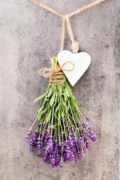 Flores de lavanda, buquê em fundo rústico, sobrecarga.