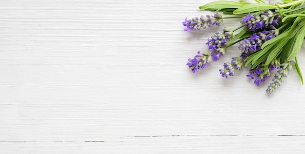 Flores de lavanda em fundo branco de madeira