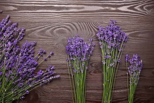 Flores de lavanda em superfície de madeira