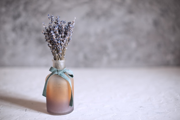 Flores de lavanda em um vaso de vidro