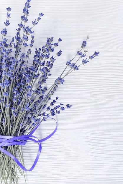 Flores de lavanda natural na madeira velha branca com espaço de cópia |  Foto Premium