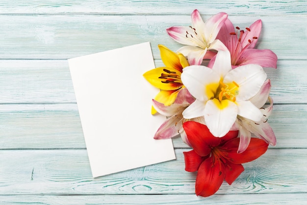 Foto flores de lírio coloridas e cartão de felicitações