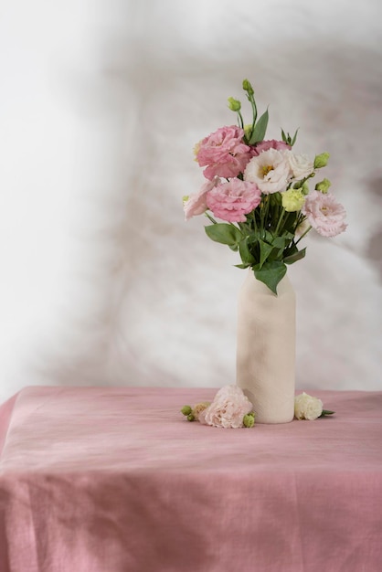 Flores de lisianthus rosa na toalha de mesa rosa