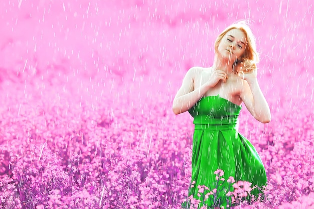 flores de menina de campo de chuva de verão, bela jovem no campo de primavera com flores felicidade liberdade