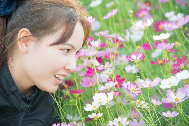 Flores de mulher e cosmos no jardim de flores