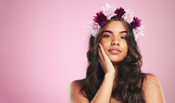 Foto flores de mulher e retrato com coroa em fundo rosa para cuidados com a pele de beleza natural e espaço de maquete em estúdio modelo de rosto e faixa de cabelo floral para sustentabilidade eco dermatologia e cosméticos