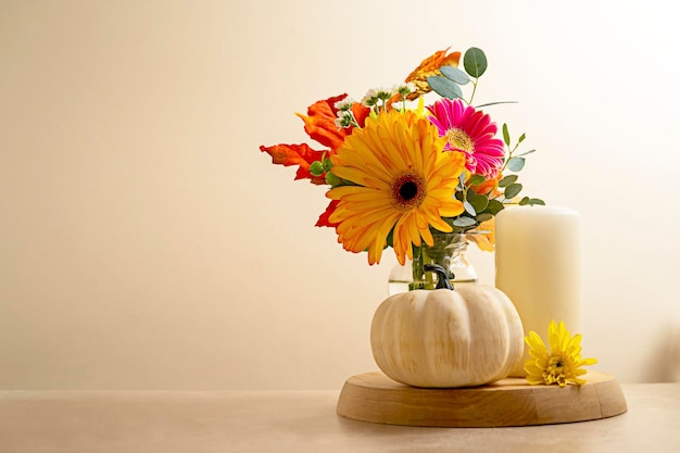 Flores de natureza morta e abóbora buquê de velas de flores frescas e abóboras decorativas fundo abstrato colorido de outono