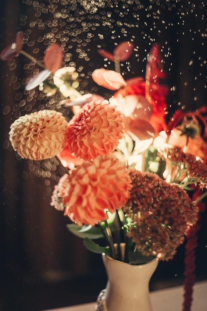 flores de outono vermelhas em um fundo escuro, elegante buquê de noiva cor marsala