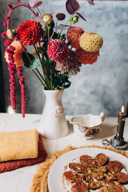 flores de outono vermelhas em um fundo escuro, elegante buquê de noiva cor marsala